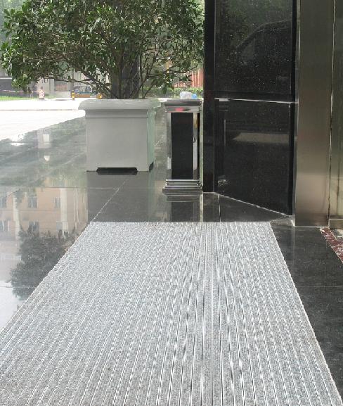 ���m���]�؉|